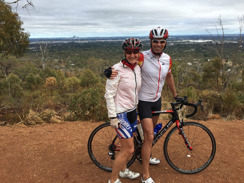 Erste Radtour in die angrenzenden Bergketten. Im Hintergrund die (mini) Skyline von Perth.